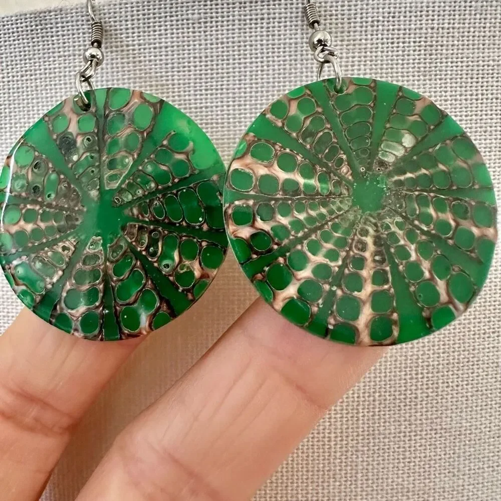 Green and brown shell round earrings